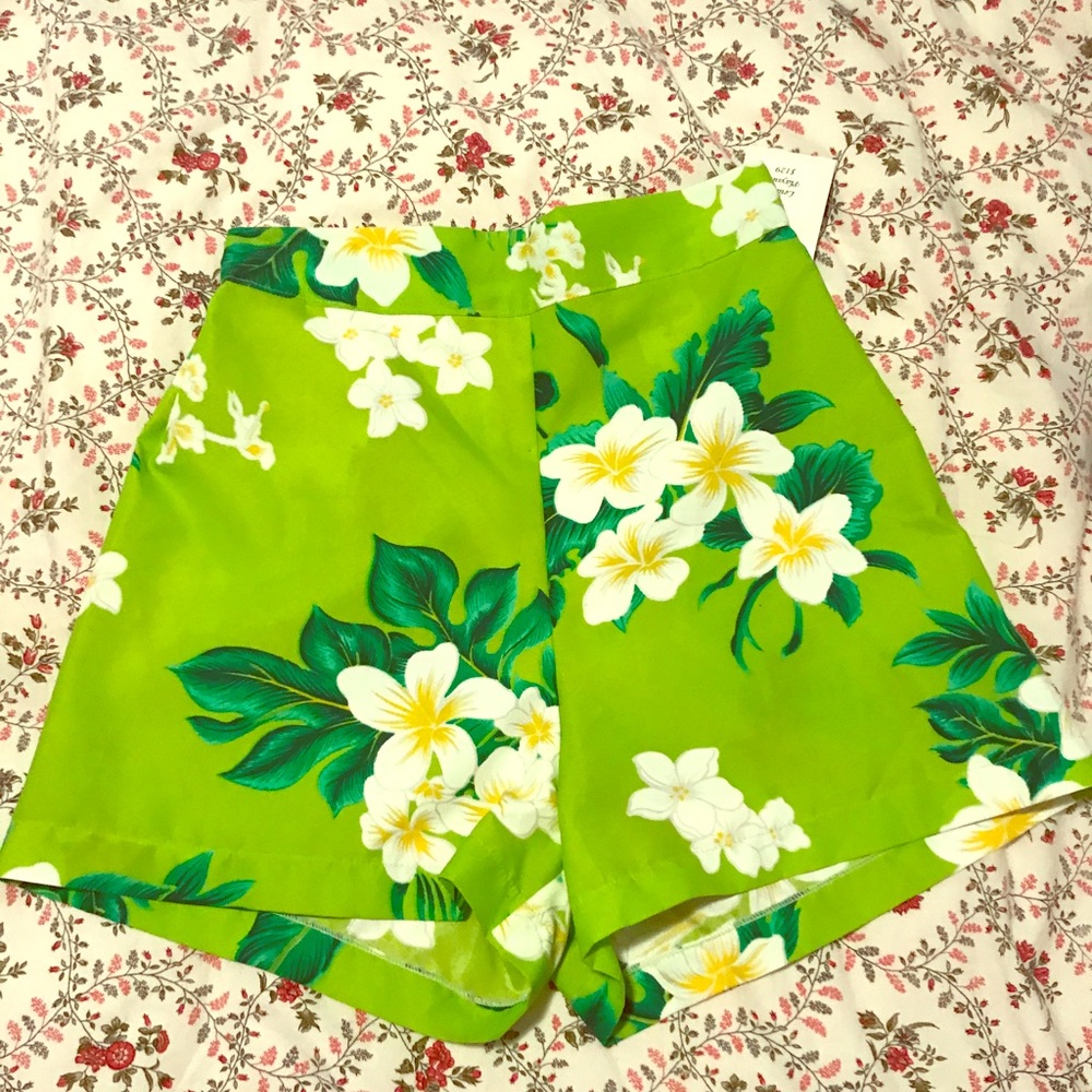 Green tiki pinup shorts, NWT