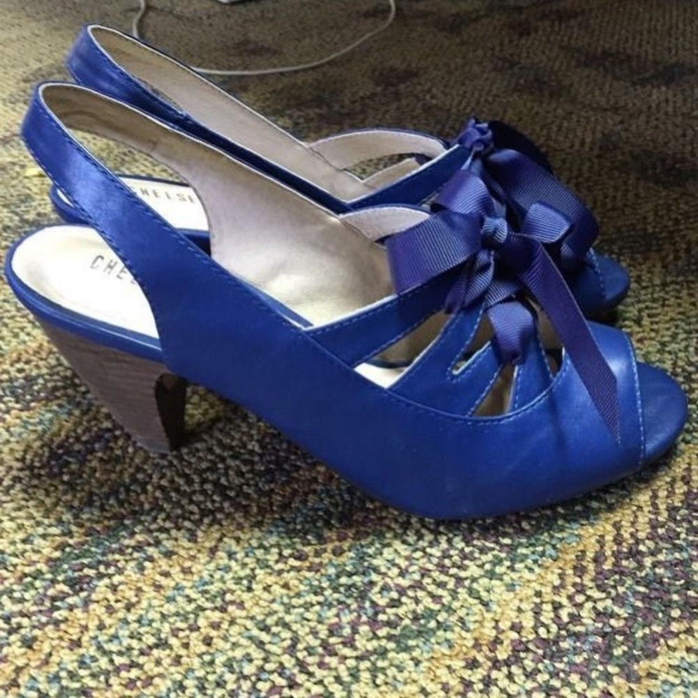 Blue Chelsea Crew Retro Pumps