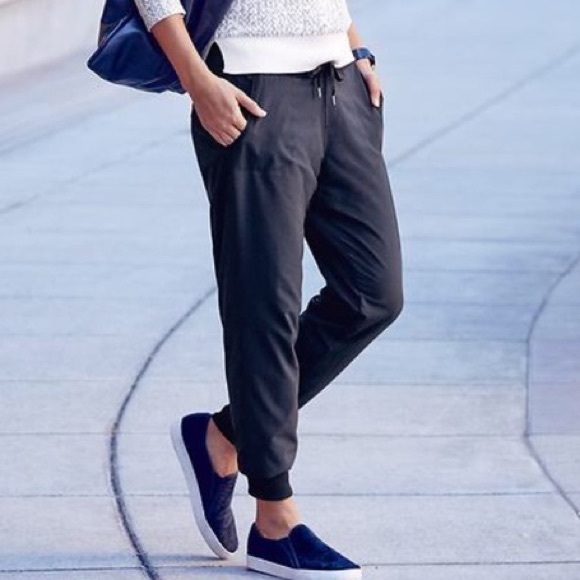 Athleta Pants - Athleta navy stripe city jogger pant size 2