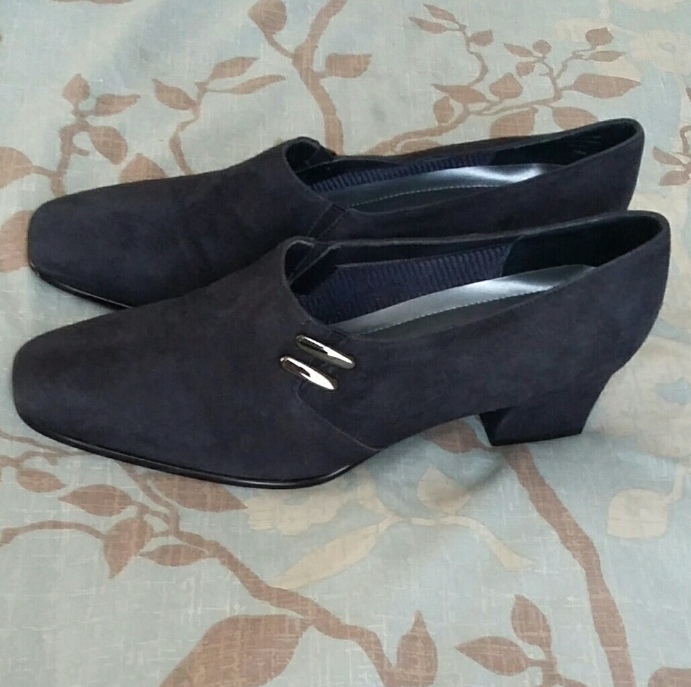 NWOT Charcoal Blue Suede Pumps