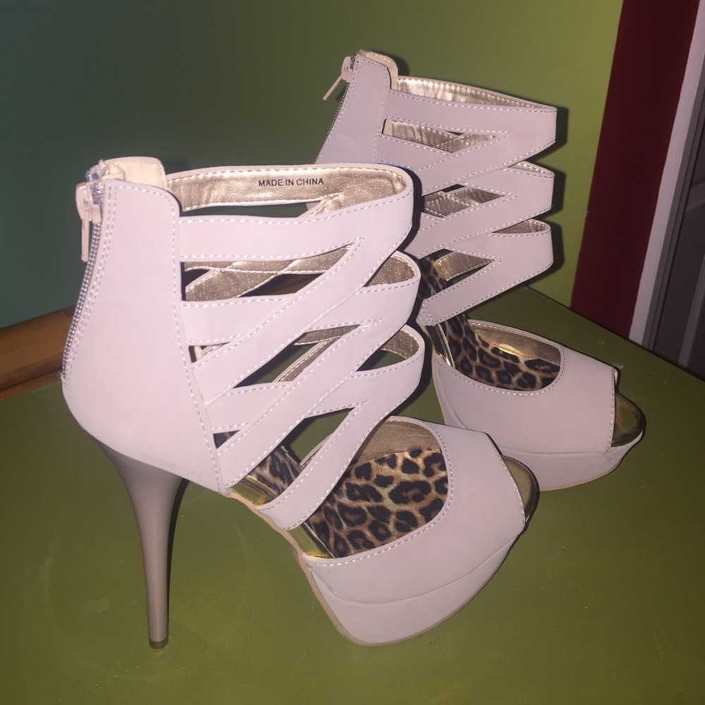 Caged platform heel