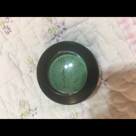 MAC Cosmetics Makeup - Mac One Off Eyeshadow MAC Cosmetics Makeup - Mac One Off Eyeshadow