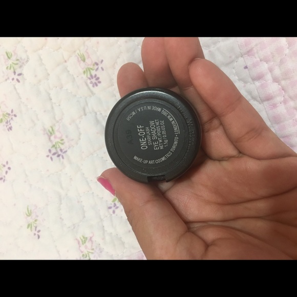 MAC Cosmetics Makeup - Mac One Off Eyeshadow MAC Cosmetics Makeup - Mac One Off Eyeshadow