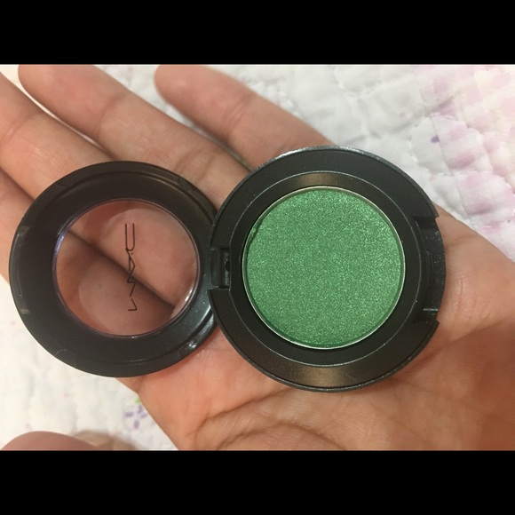 MAC Cosmetics Makeup - Mac One Off Eyeshadow MAC Cosmetics Makeup - Mac One Off Eyeshadow