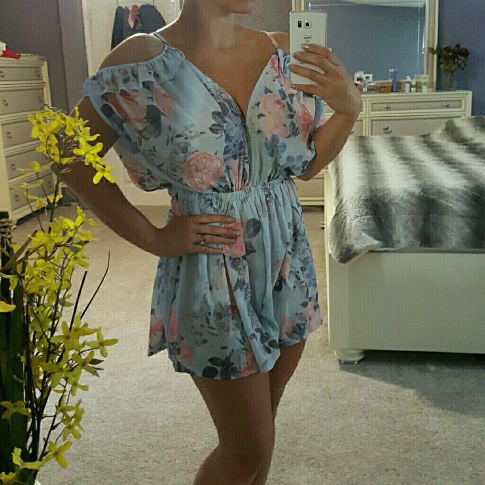 💋 1 large left. ! Floral Romper 💋 - Picture 2 of 3