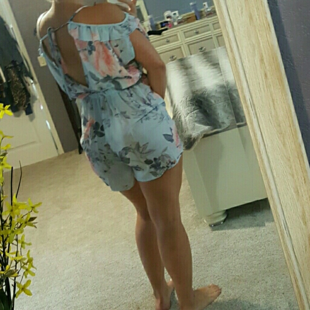 💋 1 large left. ! Floral Romper 💋 - Picture 3 of 3