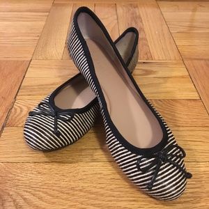 NWOT Banana Republic B&W Striped Ballet Flat