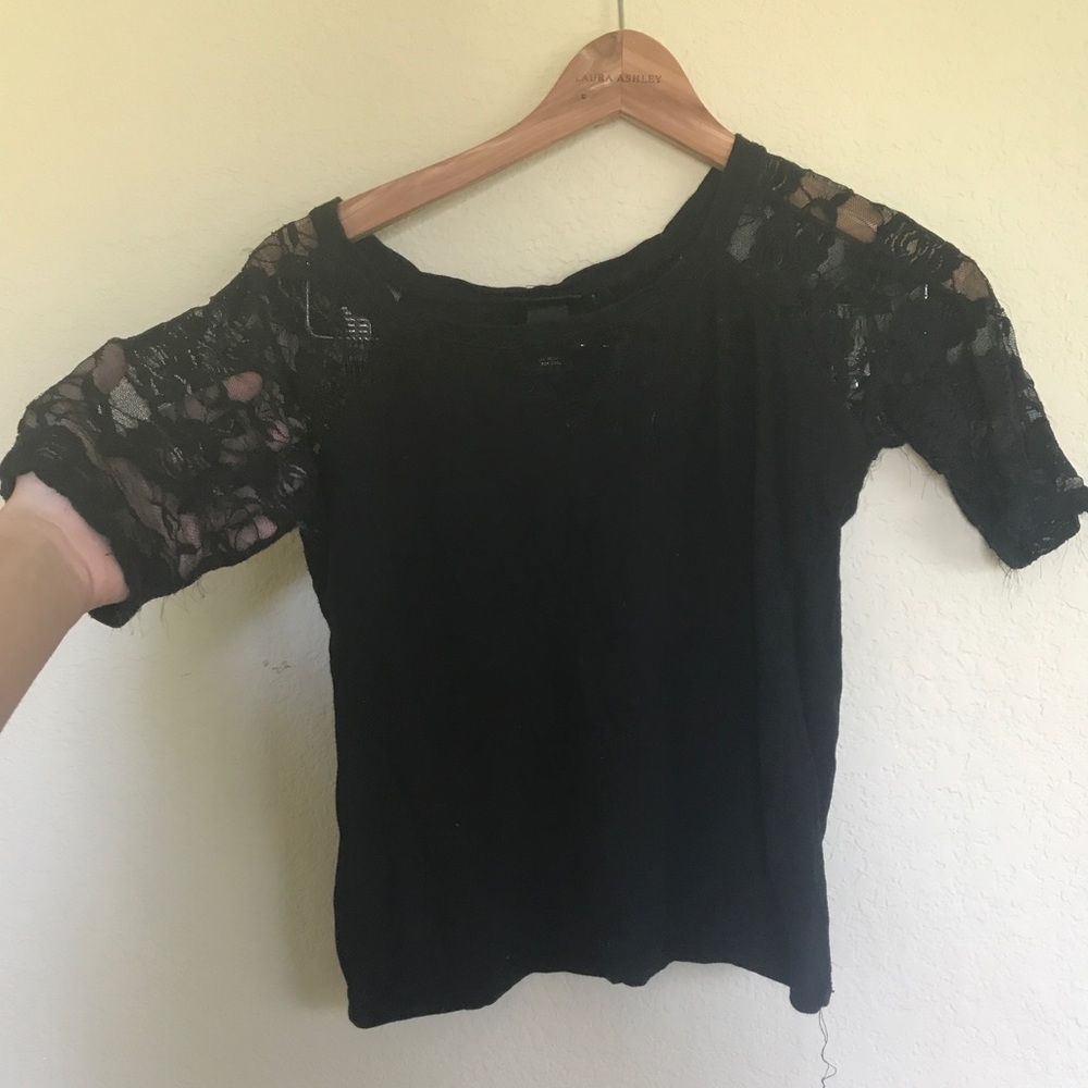 Shoulder & triangle neck lace & solid black shirt
