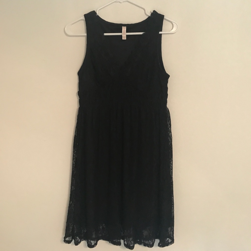 Black lace target sleeveless dress