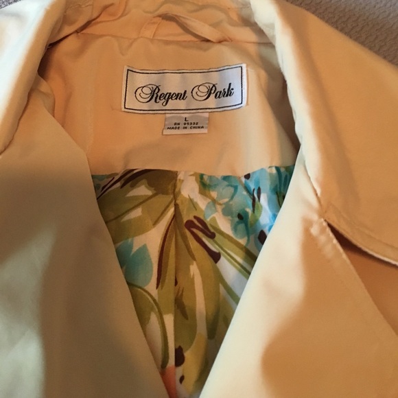 Yellow rain coat! - Picture 2 of 2