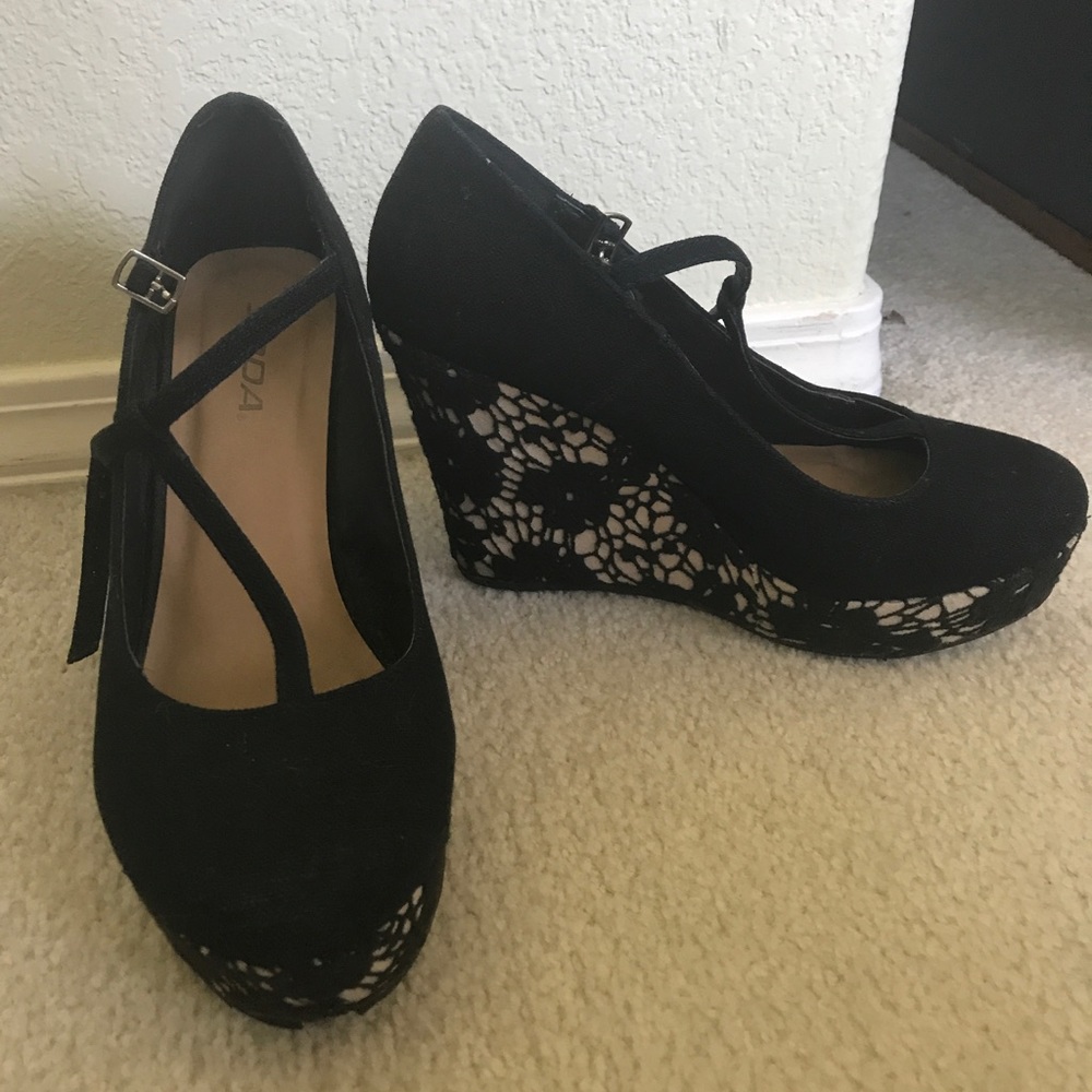 Lace black wedges