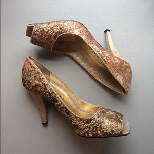J Renee Lace Gold Neutral Peep Toe Heels • 8.5