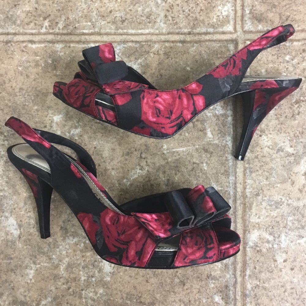 White House Black Market Rose Heels, size 6