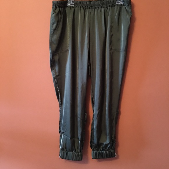 ➕Plus Size Satin Mid-Calf Joggers - Picture 5 of 5