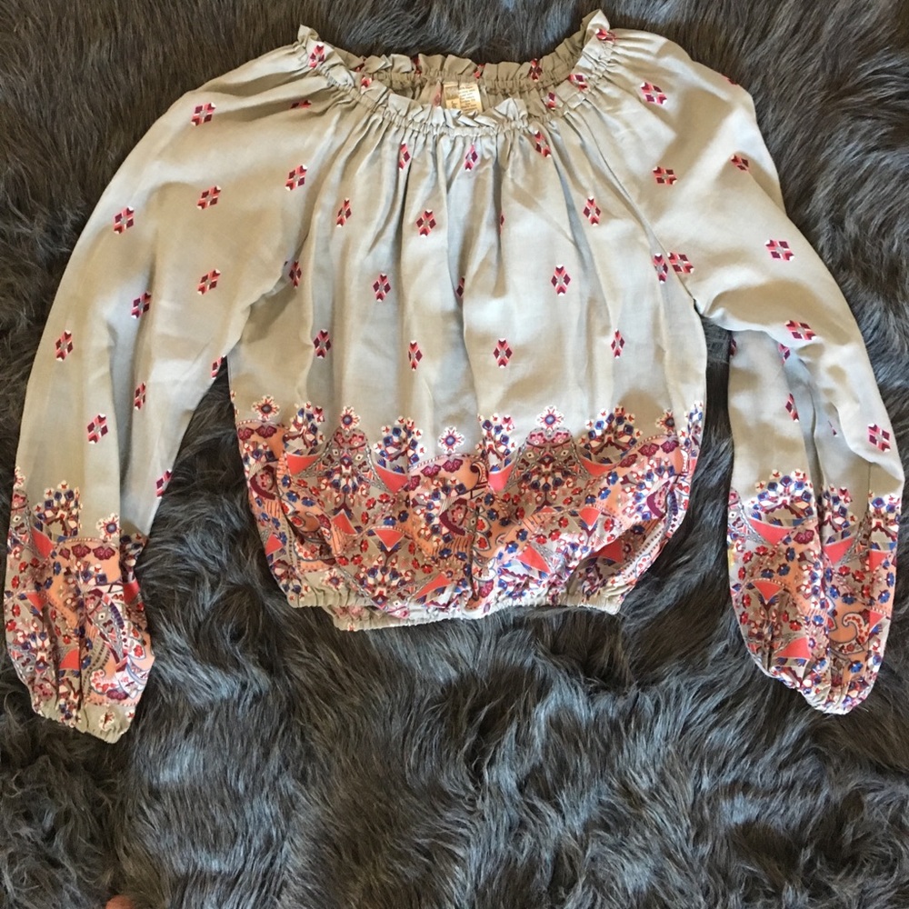Cute off the shoulder long sleeve patterned top