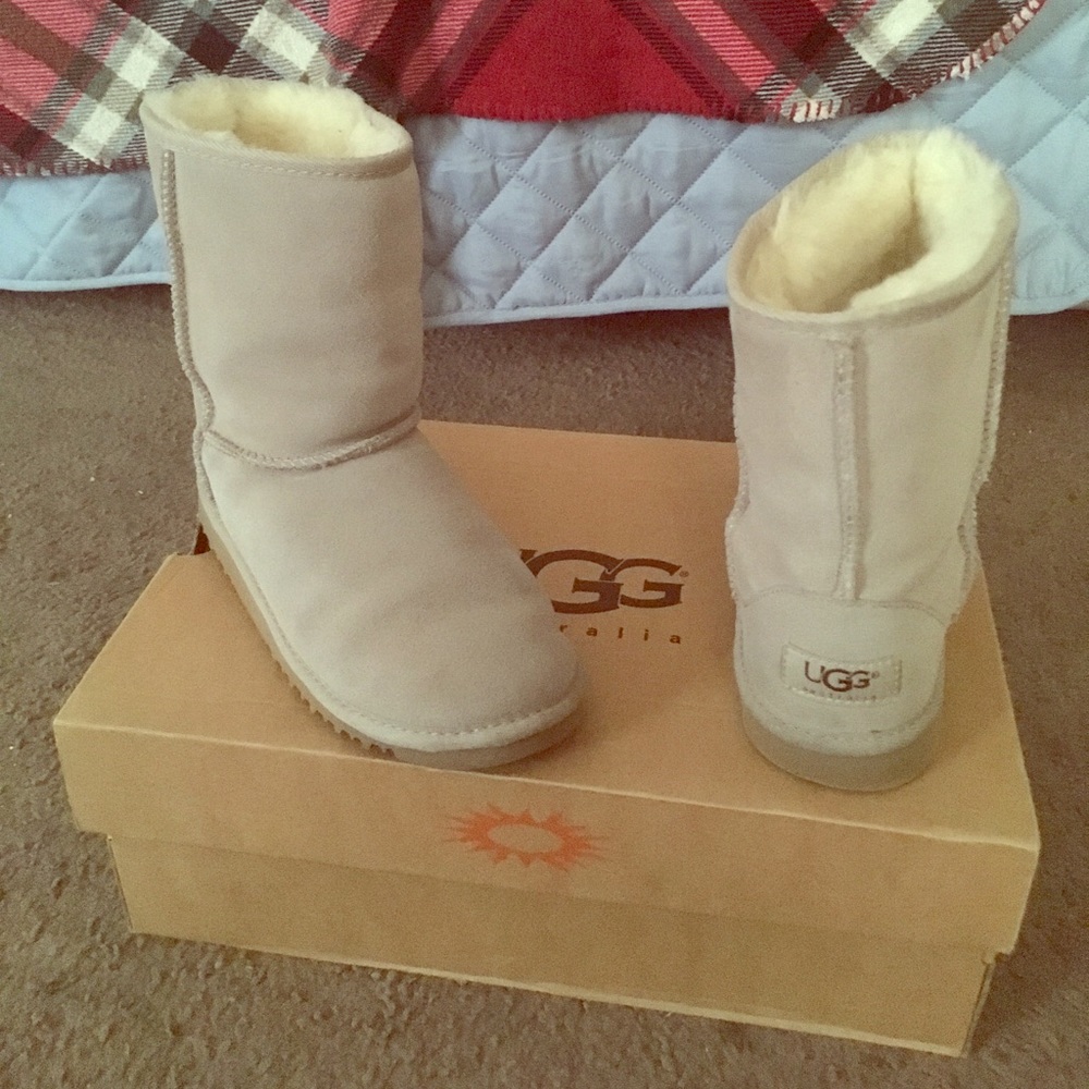 🎀SOLD!🎀 Size 3 Kids Classic Uggs