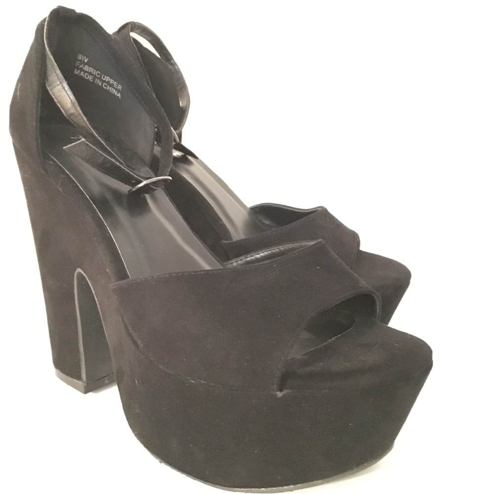 NWOT BLACK HIGH HEEL STRAPPY SANDAL