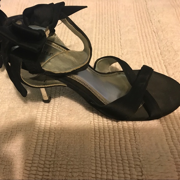 Bow Back Stilletos - Picture 2 of 2