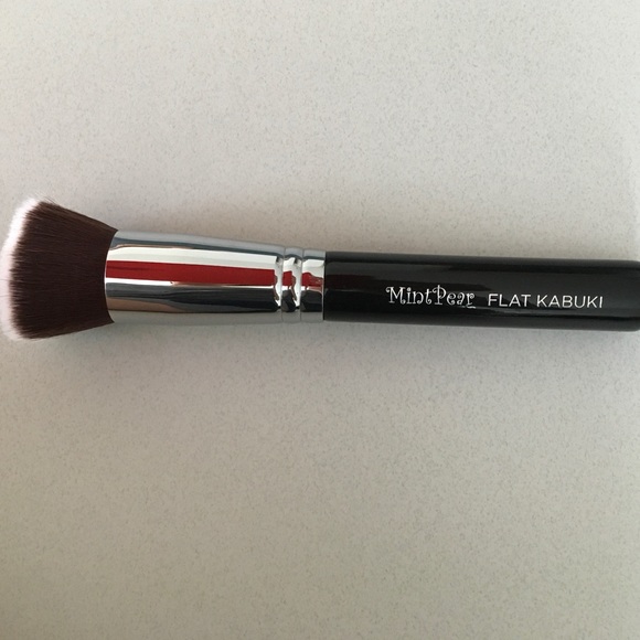 Flat Vegan kabuki brush - Picture 2 of 2