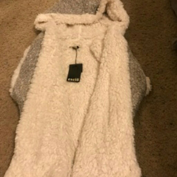 A vest - Picture 2 of 5