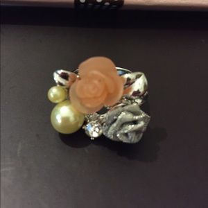 🆑FINAL PRICE‼️Flowers and faux pearls Ring (Sz 7?)
