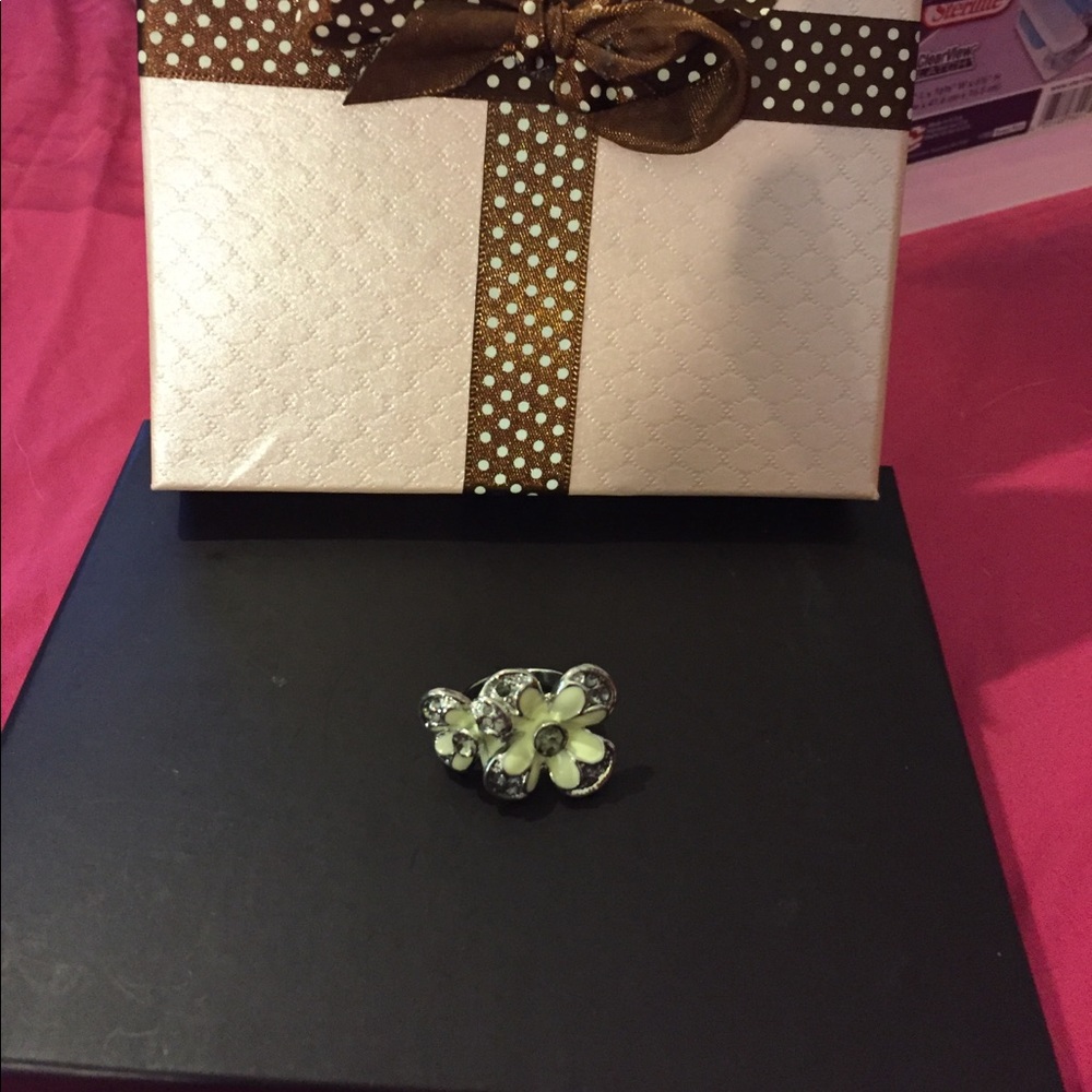 🆑FINAL PRICE‼️Flower Ring Sz 7