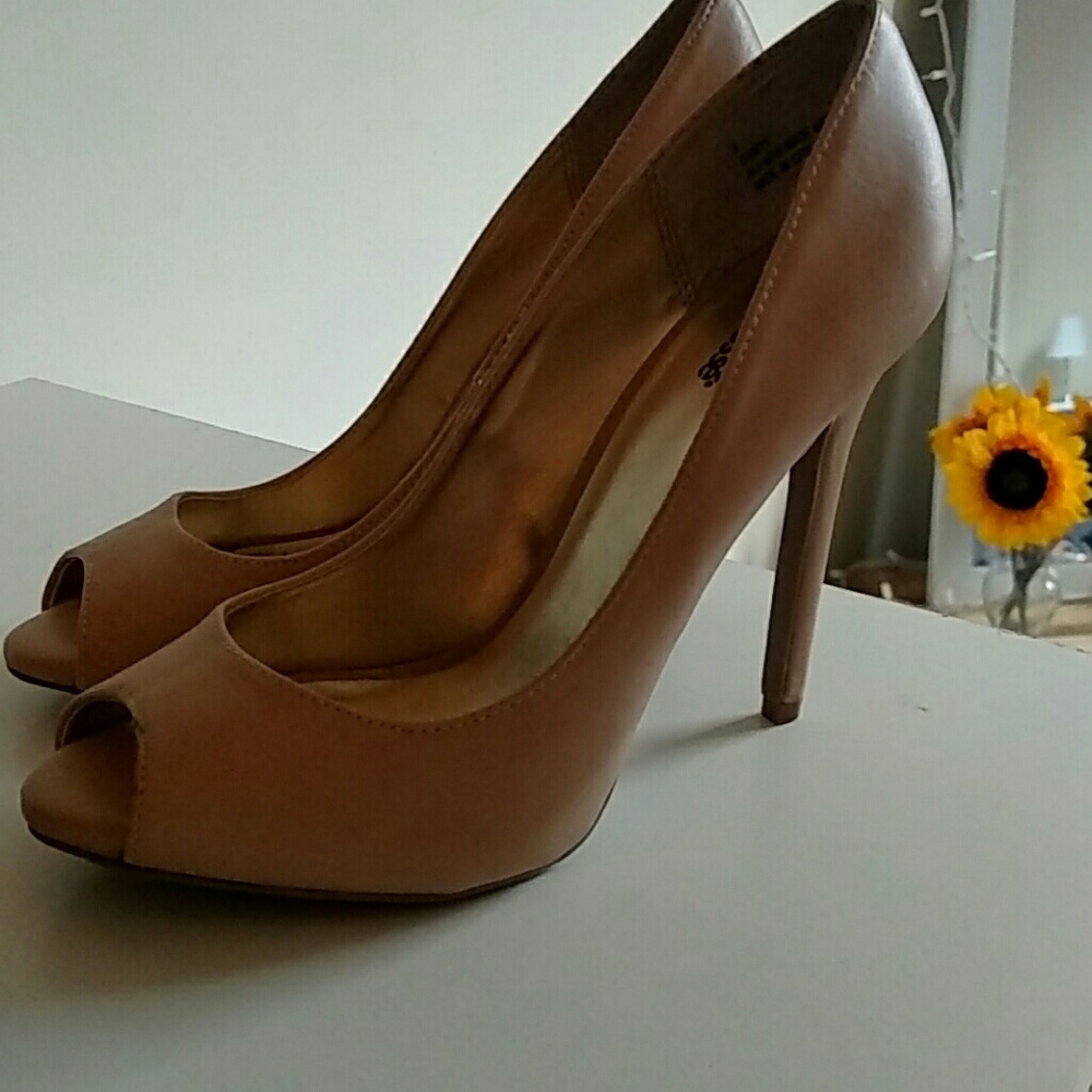 NEVER WORN Nude Peeptoe Heels