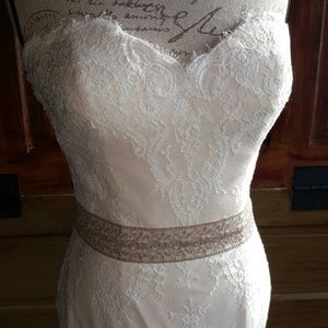 BRAND NEW NEVER WORN LACE WEDDING DRESS