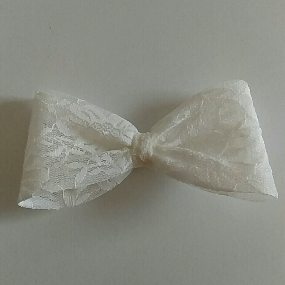 NEVER WORN white lace bow