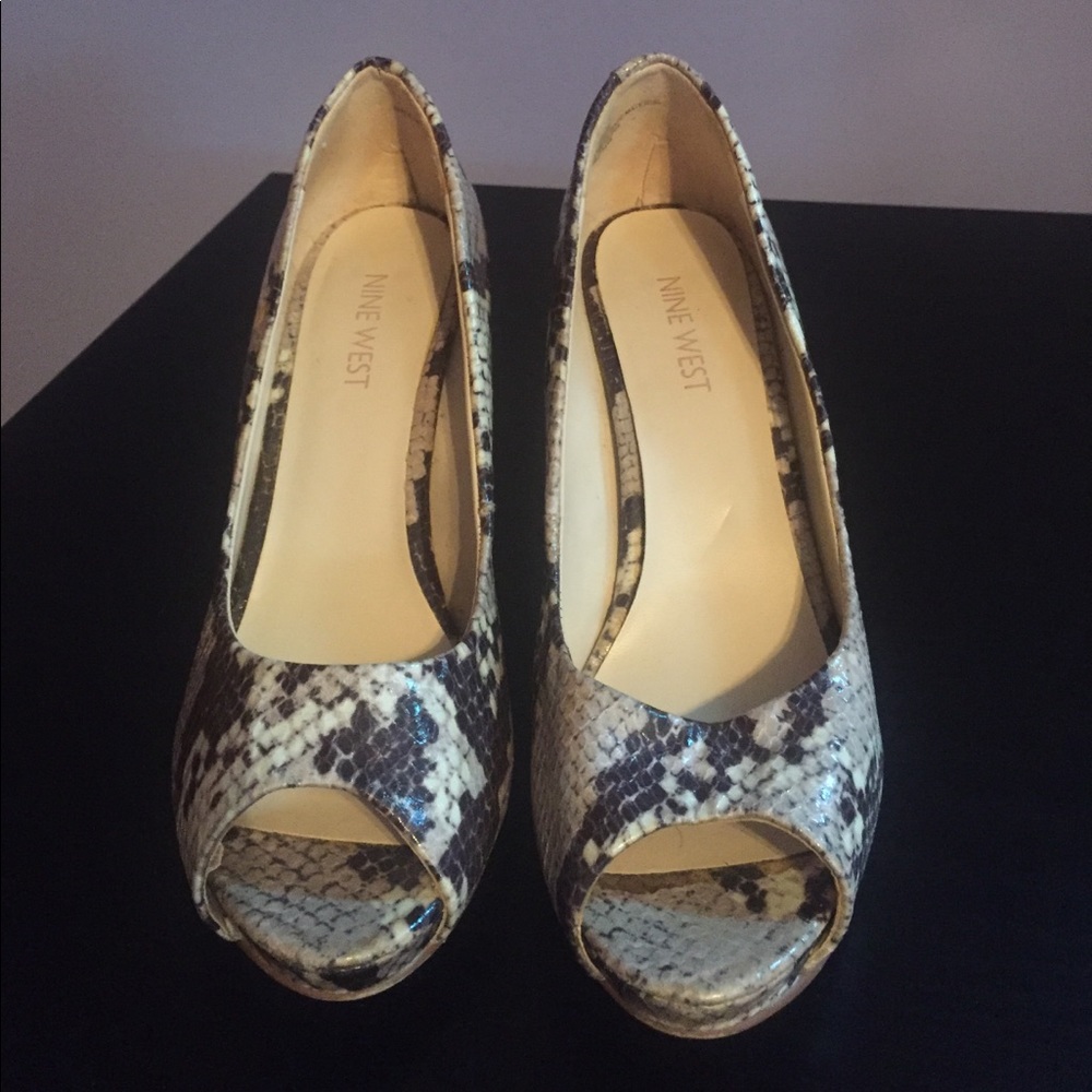 Reptile print Nine West peep toe pumps 6.5