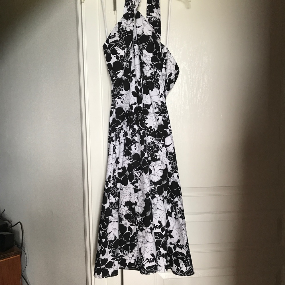 Flattering size 4 sundress.