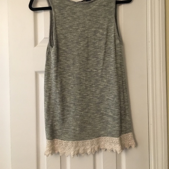 A laced bottom sleeveless top - Picture 2 of 2