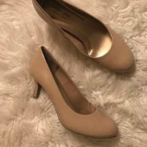 Nude pumps / heels