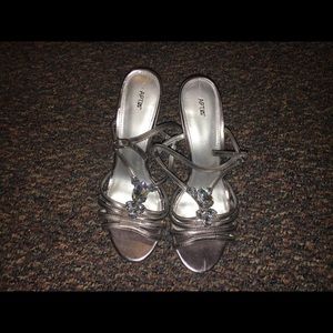 Women's pair of gray pumps