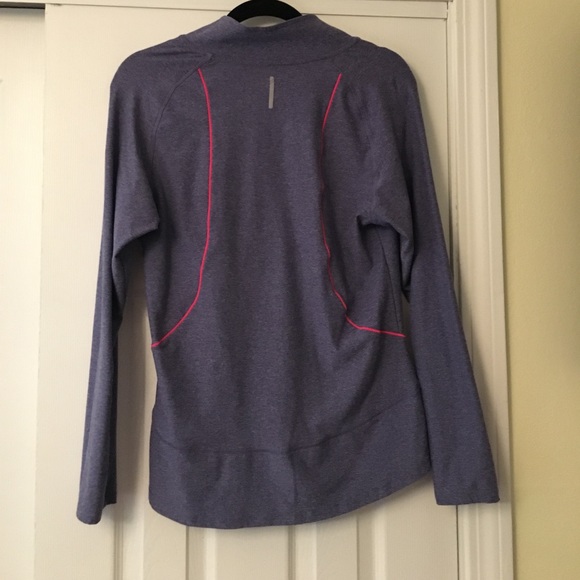 A semi-fitted long sleeve work out shirt - Picture 2 of 2