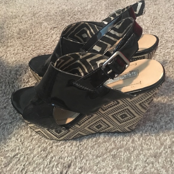 Black patterned Wedges - Picture 2 of 3