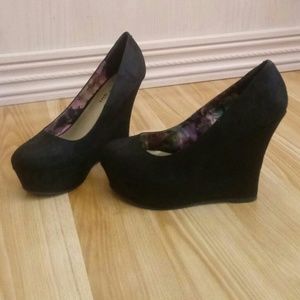 Like new! Black Madden Girl suede wedges sz 9