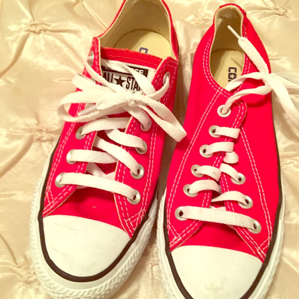Red converse!!! 🎈❤️💃🏻