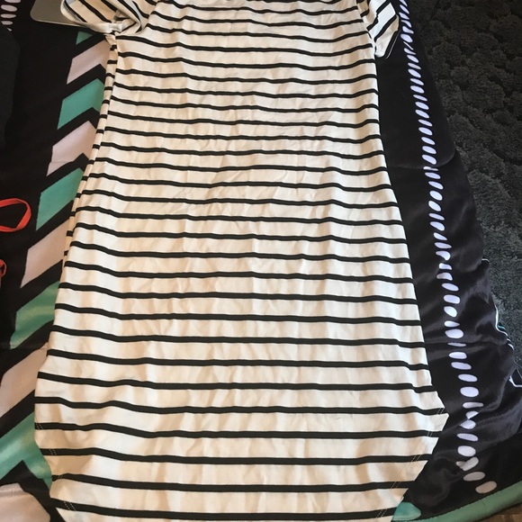 Variety of clothes. Prices do vary. - Picture 2 of 8