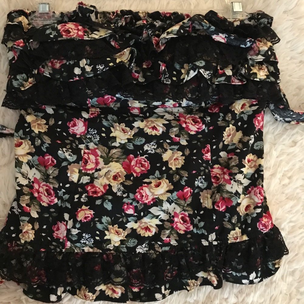 Adorable floral strapless top.