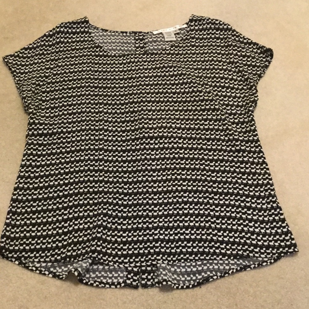 Button-back tshirt