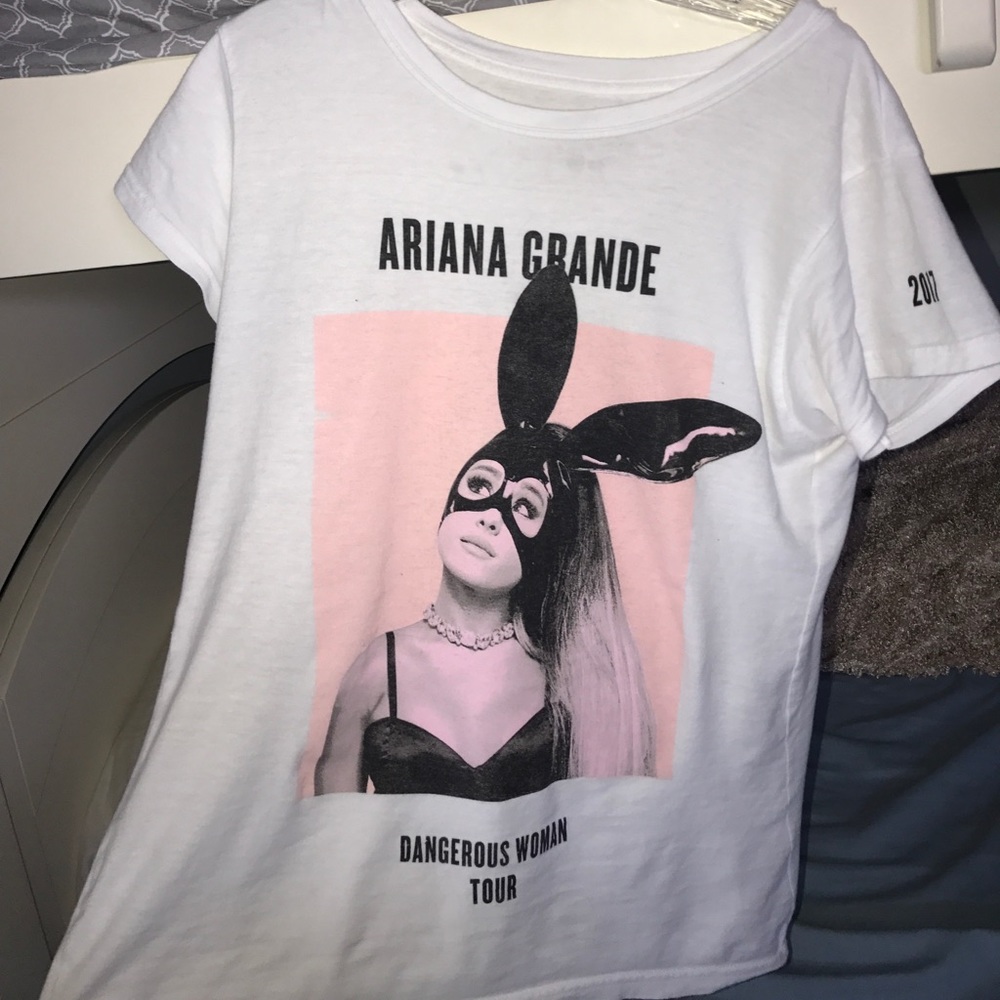 ariana grande shirt from concert