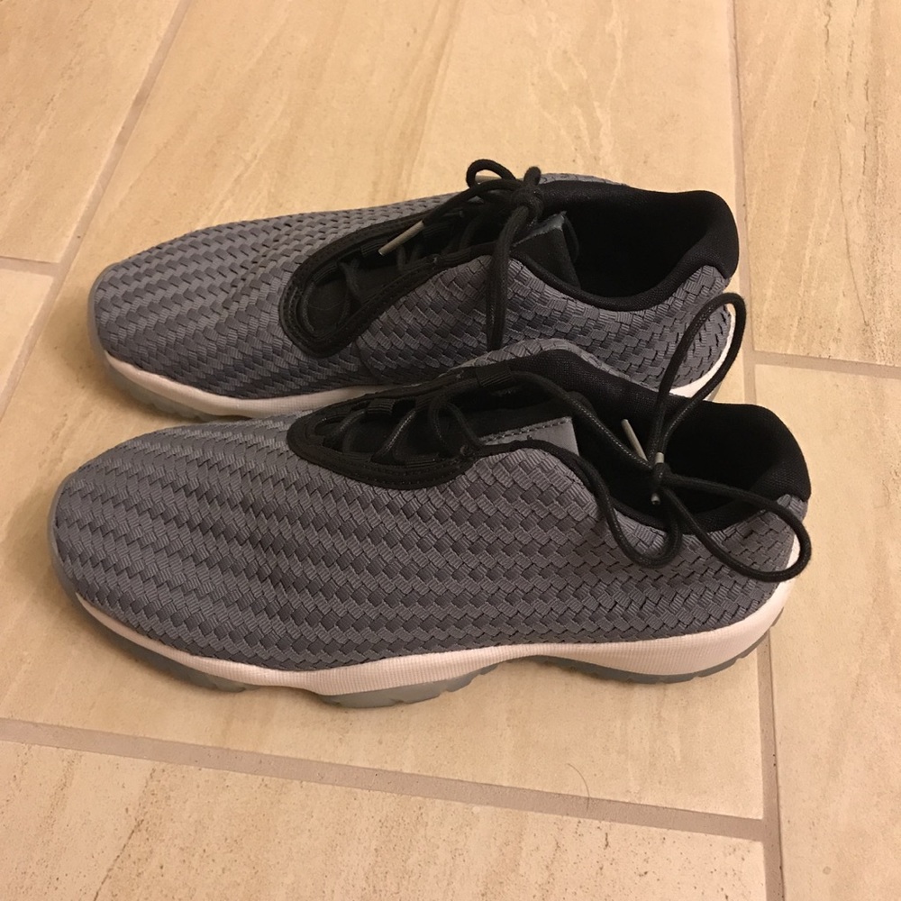 Jordan Features cool grey Grade School sizing 5Y