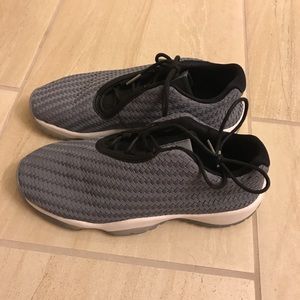 Jordan Features cool grey Grade School sizing 5Y