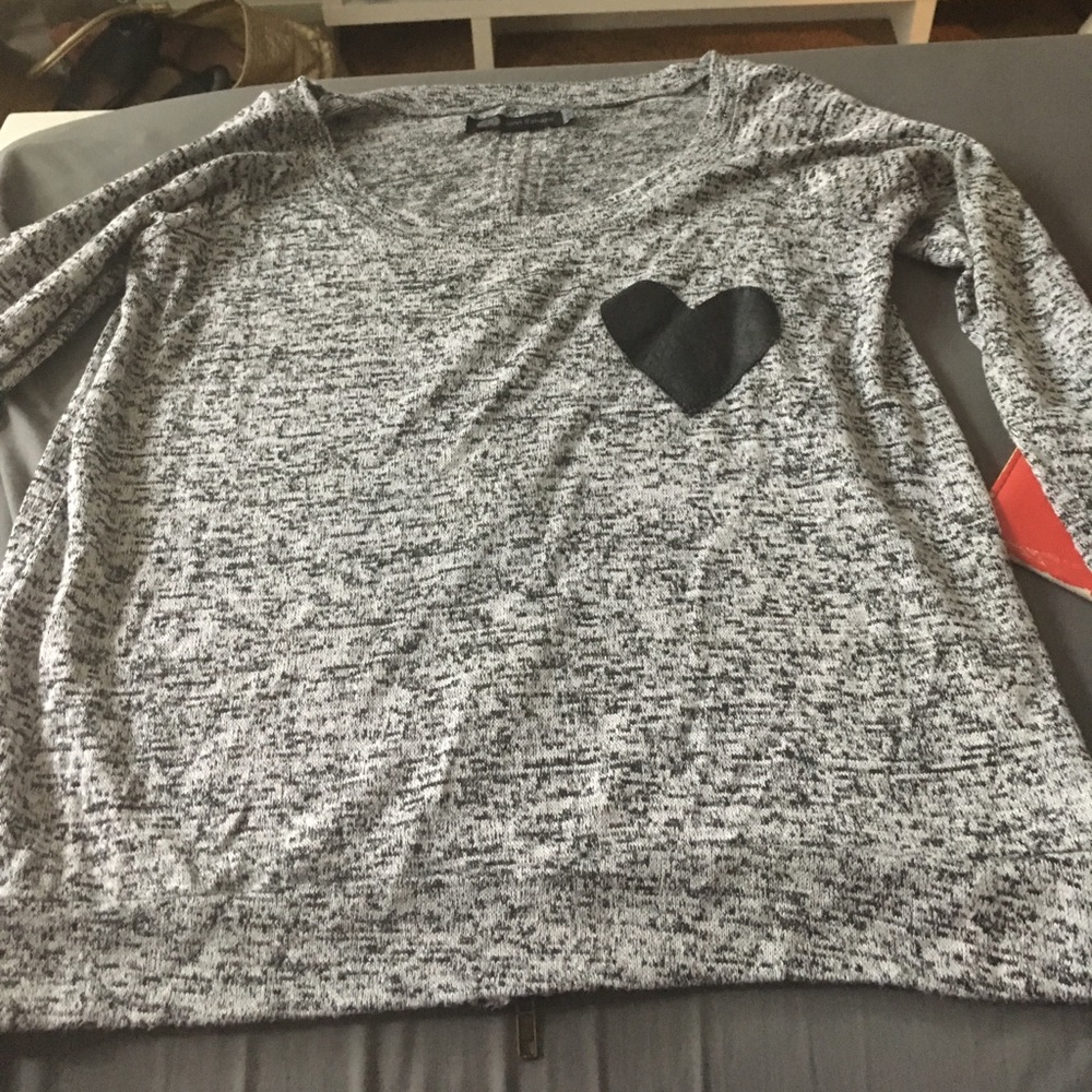 Black and white sweater w/heart and zipper in back