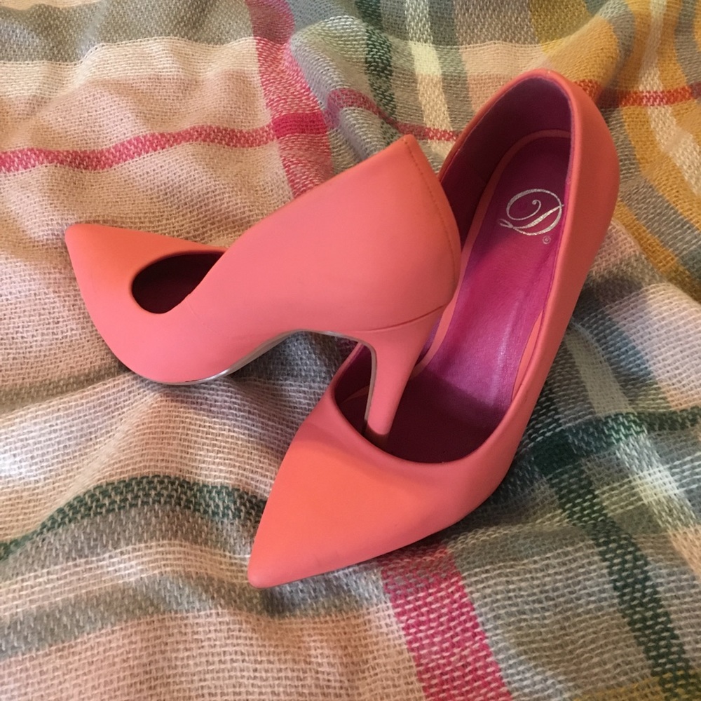 Adorable salmon 4.5" heels - worn twice