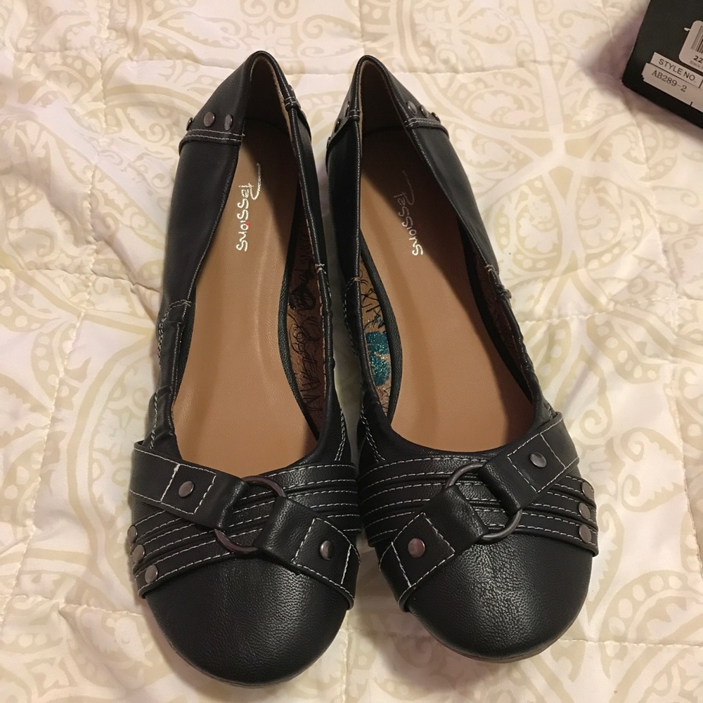 Size 11 Women's black flats