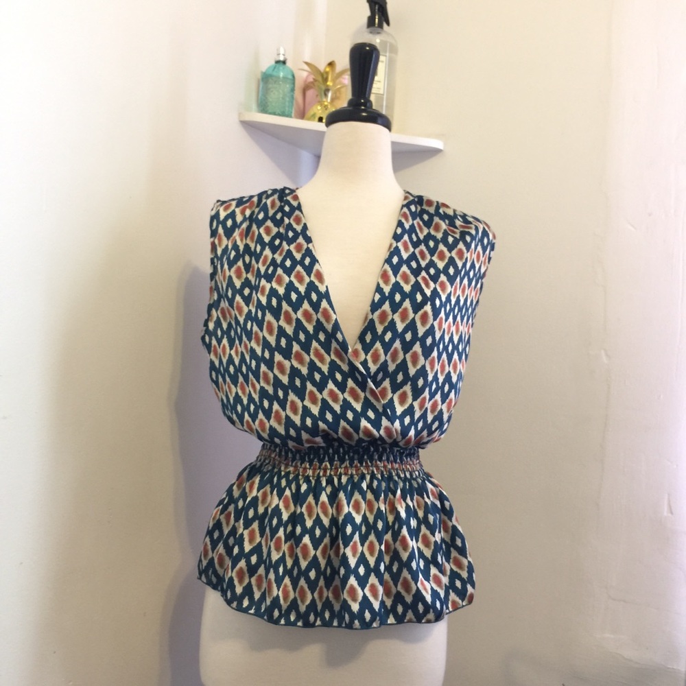 🛑SOLD🛑✨V~Neck Blouse ✨