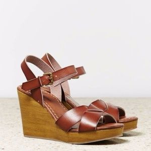 AEO STRAPPY WOODEN WEDGE Size 7