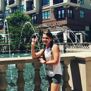 Meet your Posher, Chloe